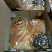 Gambar Roti Sobek Lembut Aneka Rasa dan Topping - Pilihan Tepat untuk Hajatan, Arisan, dan Kantor - Selai, Pedas, Toples, Snack, Food, Etawa, Brand, Palembang, Sirup, Pasta - Roti 6 Rasa Bulat dari Moderna food undefined 4 Tokopedia