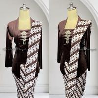 Gambar Setelan Kebaya Kutu Baru Bludru Warna Mahogany / Kebaya + Selendang + Jarik Wiru Plisket Motif Barong - Setelan Mahogany, S dari BerkahKebaya5 undefined 1 Tokopedia