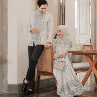 Gambar Baju couple lebaran terbaru motif syabana bahan maxmara silk elegan // couple lebaran busui Muslim Wanita Pasangan Gamis Koko Sarimbit Dewasa Syari Ibu Panjang Kombinasi Mewah Keluarga Kondangan Simple bajucouple set busana family seragam dan dre - Navy, Koko M : 52cm pb : 70cm dari Poetra Khoensoe Collection undefined 4 Tokopedia
