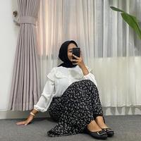 Gambar SETELAN 2In1 RAFELLA BLOUSE DAN ROK MOTIF BUNGA||ONE SET WANITA BLOUSE RUFFLE DAN FLORAL SKIRT||ONESET OOTD HIJAB KOREAN STYLE KEKINIAN Muslim Panjang Cantik Atasan Baju Nyaman - Rok flora sage+rafella hitam dari Zacloath undefined 4 Tokopedia