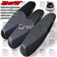 Gambar SARUNG KULIT JOK MOTOR BEAT BAHAN AMPLAS PASIR VARIASI JAIT MODEL XRIDE KOMBINASI KOTAK CATUR TERBARU!!! - BEAT X KOTAK CATUR PAKE KARET, JAIT PUTIH dari ArjunaJayaJok undefined 1 Tokopedia