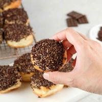 Gambar Momolin Bakery - Donat Unyil Meses (isi 6) | Taburan Meses Coklat - Keju - Kacang - Donat Mini - Doant Lembut - COKLAT MESES dari Momolin Bakery undefined 3 Tokopedia