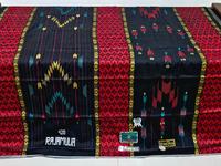 Gambar V2-2 Sarung Tenun Sutra Tradisional RAJA MULIA 420 EXCLUSIVE Kemewahan Dan Kualitas Terbaik 100% Original The Best Motif Pilihan Motif Tergacor - Motif 1 dari Toko Raja Mulia undefined 2 Tokopedia