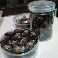 Gambar kue coklat kue kering bertabur butiran warna warni bahan gula asli .kue brownies coco crunch kue kering coklat manis .renyah lembut . original istimewa.berbahan alami - coklat size s dari Tung tung sahur9114 undefined 1 Tokopedia