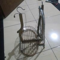 Gambar Sangkar Jebak Burung Perkutut & Lainnya Desain Sempurna untuk Memudahkan Pengguna Menangkap Burung Ukuran 27cm x 17cm x 35cm Kuat dengan Lingkaran Rotan dan Jaring Aluminium Sangkar Akurat untuk Kandang Jebak Penggunaan Galah Aman dari galah kokom undefined 4 Tokopedia