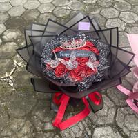Gambar BUKET BUNGA PITA SATIN 13 TANGKAI + AKSESORIS - Merah dari Boundless flower undefined 1 Tokopedia