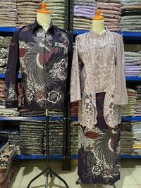 Gambar Baju Batik couple kondangan pasangan pria wanita dewasa kutu baru acara tunangan lamaran wisuda model baru kekinian Katun couple freya Kebaya Mutiara Panjang Kancing Motif Payet Payet - Mauve, kemeja saja M dari Fa Batik undefined 5 Tokopedia