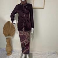 Gambar (Batik_sahati) GENDHIS BAJU COUPLE KURUNG MELAYU MIX BATIK Warna Burgundy Ijo Botol Denim  baju lamaran baju tunangan baju kondangan - Hanya Blouse, XL dari Batik Sahati 2 undefined 2 Tokopedia