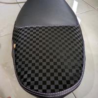 Gambar kulit jok sarung jok Mptech untuk motor NMAX,PCX,AEROX, motif jeruk biji kopi napa amplas kombinasi catur 3D Motorcycle - merah, pasir, Nmax dari Makmur Jok Motor undefined 2 Tokopedia