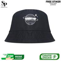 Gambar Topi Bucket Hats Warna Hitam dengan Logo Sablon Unik Dan Simpel,Topi skena,Topi Bucket Dewasa,topi skena outfit,topi uniseks - s1 dari SindPlay.Store undefined 4 Tokopedia