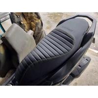 Gambar JOK NMAX, Cover Jok Caferacer PREMIUM YAMAHA NMAX, NMAX OLD, NMAX 155, NMAX NEW, NMAX NEO, NMAX TURBO, KULIT JOK MOTOR NMAX, SARUNG JOK NMAX LANGSUNG PASANG - HITAM, NMAX STANDAR/OLD/155, KARETAN INSTAN LANGSUNG PASANG dari JOK MOTOR INDO undefined 4 Tokopedia