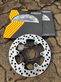 Gambar MOSCOW PIRINGAN CAKRAM DEPAN LUBANG 4 220MM DISC BRAKE CAKRAM PIRINGAN BEAT SCOOPY VARIO GENIO MIO SOUL MIO SPORTY XEON JUPITER Z VEGA JUPITER MX FIRZ DLL FULL CNC PIRINGAN CAKRAM 220MM BAUT 4 FLOATING UNIVERSAL 220mm JUPITER Z JUPITER MX VEGA BEAT DLL - MOSCOW BLACK GREY dari Mc4 store undefined 1 Tokopedia