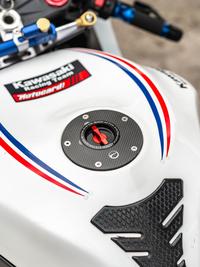 Gambar DCARBON RACING FUEL CAP KAWASAKI NINJA ZX6R ZX636 OLD / ZX10R / Z800 / Z1000 / ER6 /H2 (FCC-02) - BLACK RED dari REVSMOTOSHOP PALEMBANG undefined 2 Tokopedia
