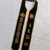 Gambar selempang Kalung 1HARI JADI lempang wisuda 2 sisi list pita kecil, ( maroon, hitam, merah,putih,navy) Selendang Syal Kain dari slempang.pontianak.id28 undefined 4 Tokopedia