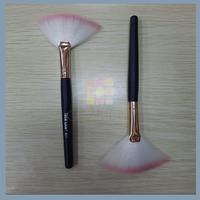 Gambar Kuas Kipas Highlight Make Up Fan Brush dari Cozmeta undefined 1 Tokopedia