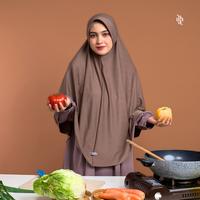 Gambar Nissa Hijab Instan Jumbo Size By Umnawear - Khimar Instan Jersey Premium - Frapuccino dari umnawear undefined 4 Tokopedia