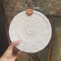 Gambar Tas Rotan Motif Putih Handmade Sling Bag Bulat Bali Murah dari Shandra Bali undefined 1 Tokopedia