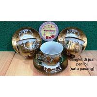 Gambar CANGKIR+TATAKAN (PER-BJ) EMBOS GOLD KEMBANG FIORI dari Dmadju 58 undefined 1 Tokopedia