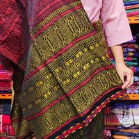 Gambar Songket Tumtuman Tanpa Sambungan Sarung TTS Asli Tarutung - Limited dari mondi, undefined 2 Tokopedia
