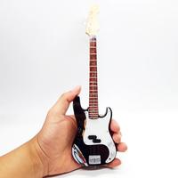 Gambar Miniatur Bass Fender Hitam Relic Tayson YoungK Day6 14 Free Box dari Rusmabore undefined 1 Tokopedia