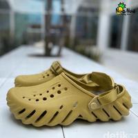 Gambar Sandal Crocs Pria Wanita Crocs Echo Original - STUCCO, M4 dari NazNas Family Store undefined 4 Tokopedia
