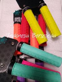 Gambar Supacaz Grizips Hand Grip For XC AM Freeride Downhill - Supacaz Grip dari httt undefined 1 Tokopedia