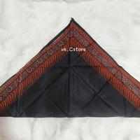 Gambar UDENG SEGITIGA BIASA 12 MOTIF / udeng jawa / udeng jaranan / iket bali / udeng bali / barongan / ganong / topeng ganong / bujang ganong / barongan devil / barongan kediri / celeng / jaranan / kuda kepang / topi / slayer / songkok / kopyah / psht dari technoplast 28 undefined 4 Tokopedia