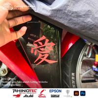 Gambar Cutting Stiker Kanji Love Variasi Motor Mobil Sticker Timbul Keren Nyala Dasbor Spakbor Visor Body Kaca Helm Hologram Reflective Tahan Air Bodi Samping Nama Scoopy Vario Beat NMAX PCX Vespa Aesthetic Pickup Anime Windshield Kustom Racing Modif dari mimi cimi 123 undefined 4 Tokopedia