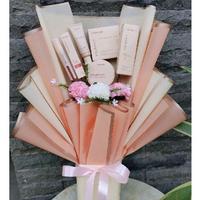 Gambar WARDAH BOUKET KOSMETIK / BOUKET BUNGA / BUKET / HADIAH WISUDA / HADIAH ULANG TAHUN/ HADIAH VALENTAIN / SESERAHAN HANTARAN / PAKET MAKE UP / PAKET BERHADIAH dari Azizah Tamamah3 undefined 1 Tokopedia