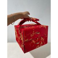 Gambar Terbaru Box Kue Lapis Legit Surabaya 22X22 Tingkat 2 Hardbox Premium Hampers Kotak Merah Cheongsam Low Price dari Fascinantea St undefined 1 Tokopedia