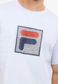 Gambar FILA Kaos Pria Polezio - Light Blue - L dari FILA Official Store undefined 4 Tokopedia