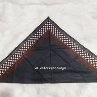 Gambar UDENG SEGITIGA BIASA 12 MOTIF / udeng jawa / udeng jaranan / iket bali / udeng bali / barongan / ganong / topeng ganong / bujang ganong / barongan devil / barongan kediri / celeng / jaranan / kuda kepang / topi / slayer / songkok / kopyah / psht dari Balmone undefined 3 Tokopedia