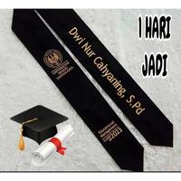 Gambar selempang wisuda leher\kalung sehari jadi selempang wisuda - hitam gold, TANPA PITA dari Blacksotre19 undefined 1 Tokopedia