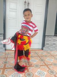 Gambar Barongan kuda lumping kaos reog pecut - Barongan Asli Anak Jawa Kecil Yang Murah Devil Kayu 1 Ser Dewasa Pecut Barongsai Bopo Anak2 Topeng Mainan Cowok 3 Meter Kuda Lumping Caplokan Umur 10 Reog Celana Jaranan Ponorogo Barogan Kediri Baju Bujang Ganong dari SutinaShoep undefined 2 Tokopedia
