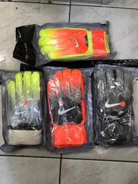 Gambar Sarung Tangan Kiper Bola Nike Dewasa Dan Anak Pake Tulang 5,6,7,8,9,10 Terbatas dari Aisyah&#39;s Store undefined 1 Tokopedia