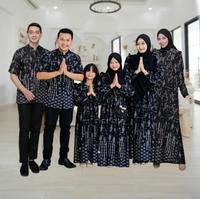 Gambar Baju Sarimbit Couple Keluarga Silk Premium Modern Baju Muslim Couple Pasangan Keluarga Gamis Koko Ibu Ayah Nenek Kakek Anak Usia 1-12 Tahun Terbaru Family Set Baju Lebaran 2025 Baju Kondangan Keluarga Set Pakaian Keluarga Kekinian dari SILA FASHION1 undefined 1 Tokopedia