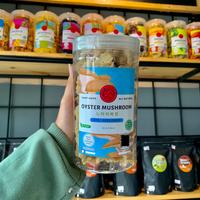 Gambar Oyster Mushroom Crunchy I Keripik Jamur Tiram Premium 850 ml Cemilan dari serigale.id undefined 4 Tokopedia