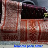 Gambar Songket palembang Bunga Cina, bahan tebal,lembut dan menyerupai aslinya.selendang BORDIR MEWAH - Merah padu hijau dari Mercy Kebaya undefined 4 Tokopedia