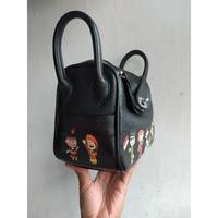 Gambar Tas kulit (Jasa lukis) melukis berbagai bahan lainnya, mungkin udah bosen dengan tampilan tasnya pengen tampil beda dengan yang lain atau warna tas sudah pudar atau ingin terlihat fresh, new look bisa dengan desain gambar sesuai keinginan di media yg lain dari Girls One Shop undefined 4 Tokopedia