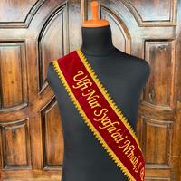 Gambar Selempang Wisuda Bordir Komputer Murah (Renda) - Hitam Gold dari selempangsrg undefined 3 Tokopedia