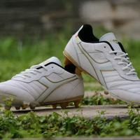Gambar sepatu bola kulit sapi asli diadora white gold outsol sudah di jahit keliling - putih, 39 dari nabil sport zone undefined 3 Tokopedia