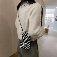 Gambar Tas Selempang Mini Bulu Wanita Fashion Sling Bag / Phonecell Bag style Best matrial Bulu - Slempang Mini Bulu, Zebra White dari PEDSTORE. undefined 4 Tokopedia