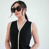 Gambar [Tavia] Hera vest Top / Blouse Wanita / Atasan Wanita / Kaos Wanita / Casual / V-Neck Basic Pendek Baju - Ivory, SM dari Tavia The Label undefined 3 Tokopedia