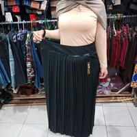 Gambar rok kerja kuliah wanita model lipit / plisket / lipat premium hitam Panjang Formal Standar Tebal - L dari Berjaya.butik undefined 4 Tokopedia