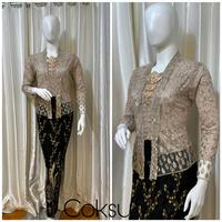 Gambar kebaya Sheila bali / kebaya kutu baru sheila / kebaya polos / kebaya kutu baru modern / kebaya seragaman / kebaya wisuda / kutu baru pendek / kebaya kondangan Polos Polos Bunga Setrip - mocca, m dari RimbangJaya undefined 4 Tokopedia