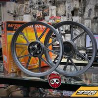 Gambar Velg DAYTONA ORIGINAL GP WHEEL Grey 160 185 Ring 17 Cakram Tromol Yamaha Honda Suzuki Rx King F1ZR Jupiter Supra Revo Satria F150 Shogun - SINGLE DISC CAKRAM dari 29N PART KING undefined 5 Tokopedia