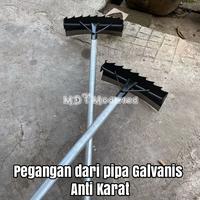 Gambar Cangkul Garuk Gulma Plat Gergaji Super Tajam 90cm / Alat Penggaruk Rumput Liar / Garuk Rumput Liar / Alat Pencabut Rumput / Alat Potong Rumput / Cangkul Gulma / Cangkul Rumput Liar dari fafa online store2 undefined 4 Tokopedia
