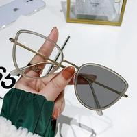Gambar Kacamata Anti Radiasi Cat Eye Hitam dengan Lensa Photocromic & Perlindungan UV Terbaik untuk Wanita Elegan - HITAM dari Radeya Store undefined 5 Tokopedia