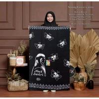 Gambar SARUNG BATIK WANITA SANTUNG GOYOR MBA SANTRI rayon adem di pake Hitam Bunga Putih Putih seragam muslim pekalongan Motif Putri Lembut - mba san bambu, 115 x 170 dari Niswan Jaya undefined 3 Tokopedia