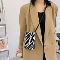 Gambar Tas Selempang Mini Bulu Wanita Fashion Sling Bag / Phonecell Bag style Best matrial Bulu - Slempang Mini Bulu, Zebra White dari PEDSTORE. undefined 5 Tokopedia